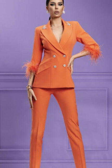 costum elegant orange cu strasuri de cristale si pene