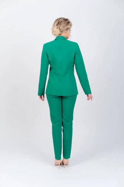 compleu elegant verde cu sacou accesorizat cu detalii pretioase si pantaloni pana