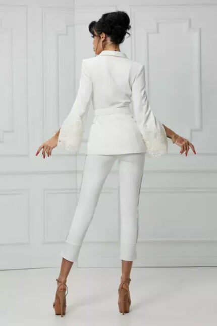 costum alb elegant din satin cu pantaloni cu cristale pe lateral