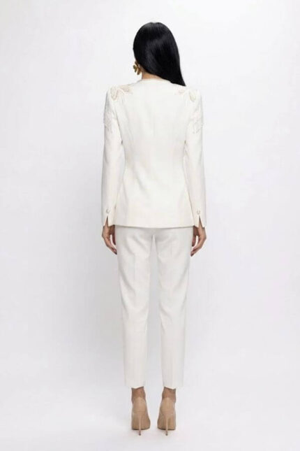 costum alb sacou cu franjuri pantaloni cropped