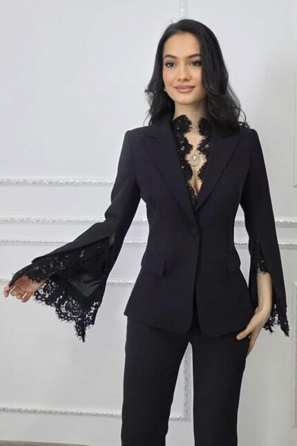 outfit negru de seara sacou cambrat pantaloni evazati